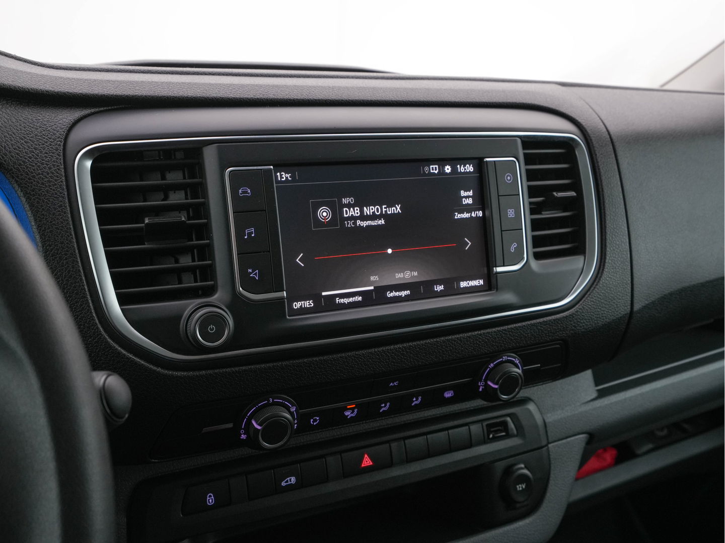 Opel Vivaro-e L2H1 Innovation 50 kWh 3-Pers [ 3-Fase-11kW ] {SOH-93%} Aut. *LEATHER | NAVI-FULLMAP | CAMERA | AIRCO | DAB+ | PDC | CRUISE | CARPLAY*