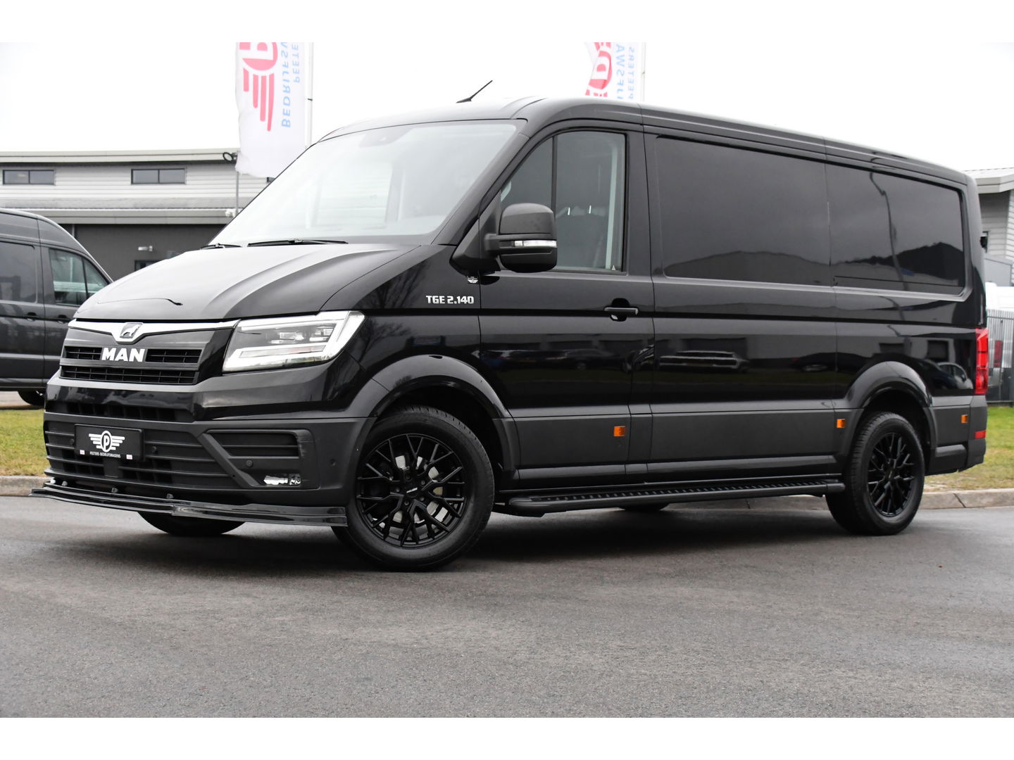 MAN TGE 2.140 2.0 L3H2 Black Edition Camera, Cruise, Carplay, LED, 140pk, Voorruitverwarming, Automaat, Multimedia, Trekhaak, Uniek!