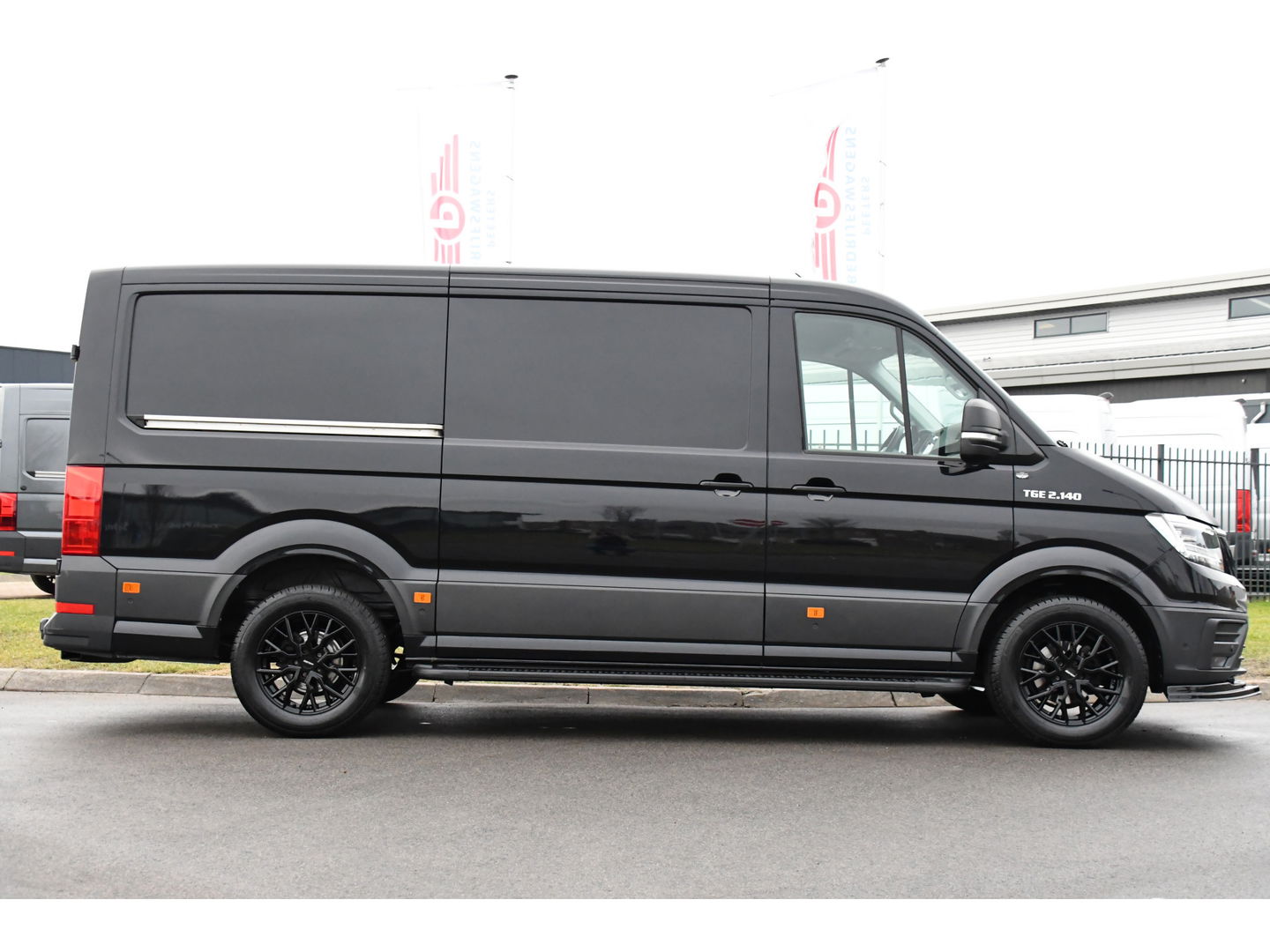 MAN TGE 2.140 2.0 L3H2 Black Edition Camera, Cruise, Carplay, LED, 140pk, Voorruitverwarming, Automaat, Multimedia, Trekhaak, Uniek!