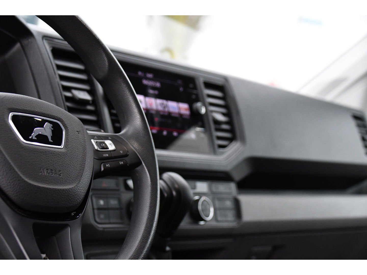 MAN TGE 2.140 2.0 L3H2 Black Edition Camera, Cruise, Carplay, LED, 140pk, Voorruitverwarming, Automaat, Multimedia, Trekhaak, Uniek!