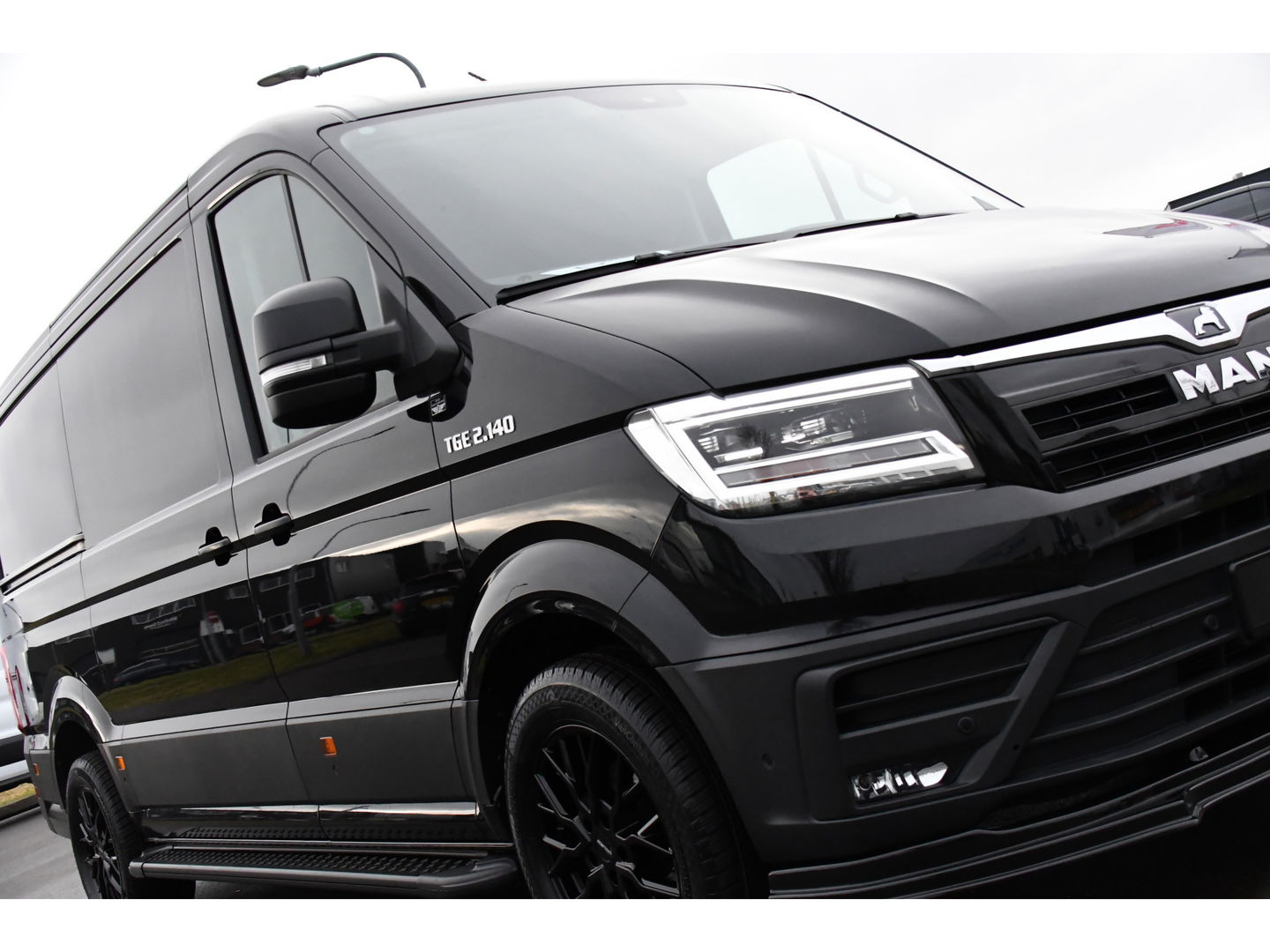 MAN TGE 2.140 2.0 L3H2 Black Edition Camera, Cruise, Carplay, LED, 140pk, Voorruitverwarming, Automaat, Multimedia, Trekhaak, Uniek!