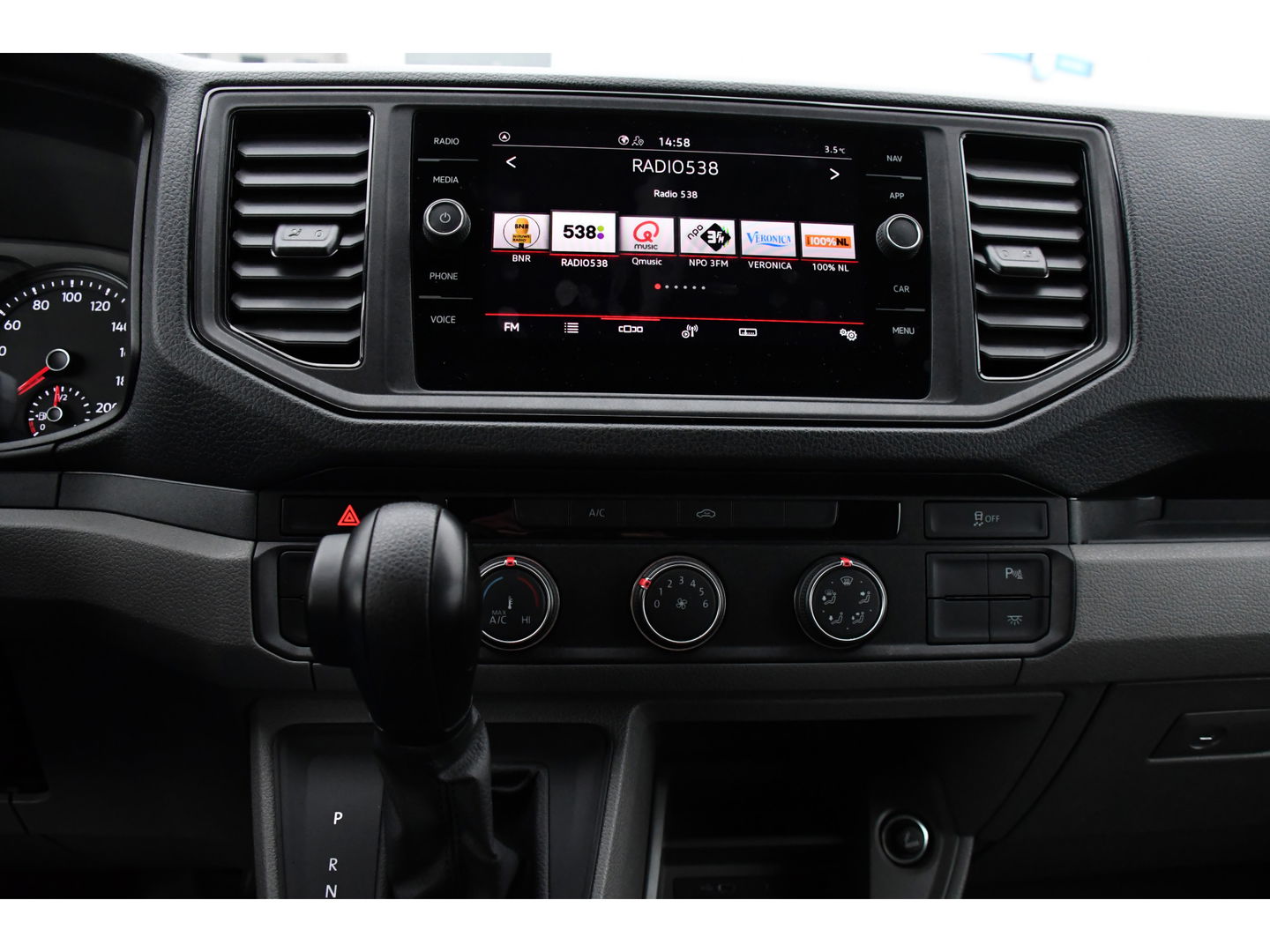 MAN TGE 2.140 2.0 L3H2 Black Edition Camera, Cruise, Carplay, LED, 140pk, Voorruitverwarming, Automaat, Multimedia, Trekhaak, Uniek!