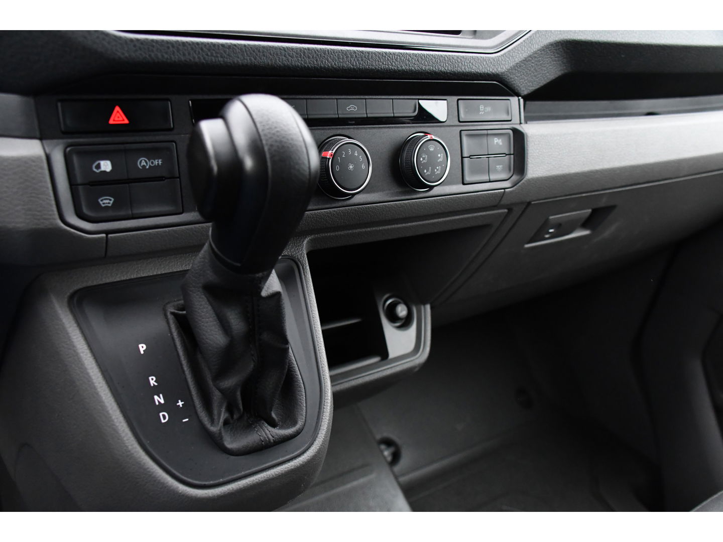 MAN TGE 2.140 2.0 L3H2 Black Edition Camera, Cruise, Carplay, LED, 140pk, Voorruitverwarming, Automaat, Multimedia, Trekhaak, Uniek!