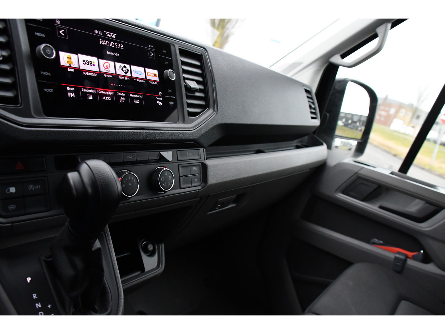 MAN TGE 2.140 2.0 L3H2 Black Edition Camera, Cruise, Carplay, LED, 140pk, Voorruitverwarming, Automaat, Multimedia, Trekhaak, Uniek!