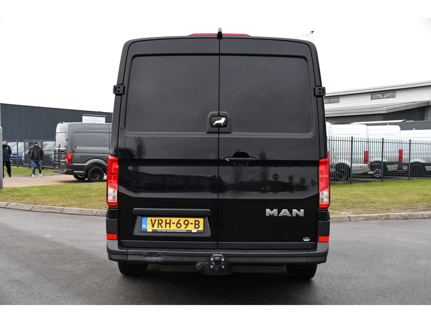 MAN TGE 2.140 2.0 L3H2 Black Edition Camera, Cruise, Carplay, LED, 140pk, Voorruitverwarming, Automaat, Multimedia, Trekhaak, Uniek!