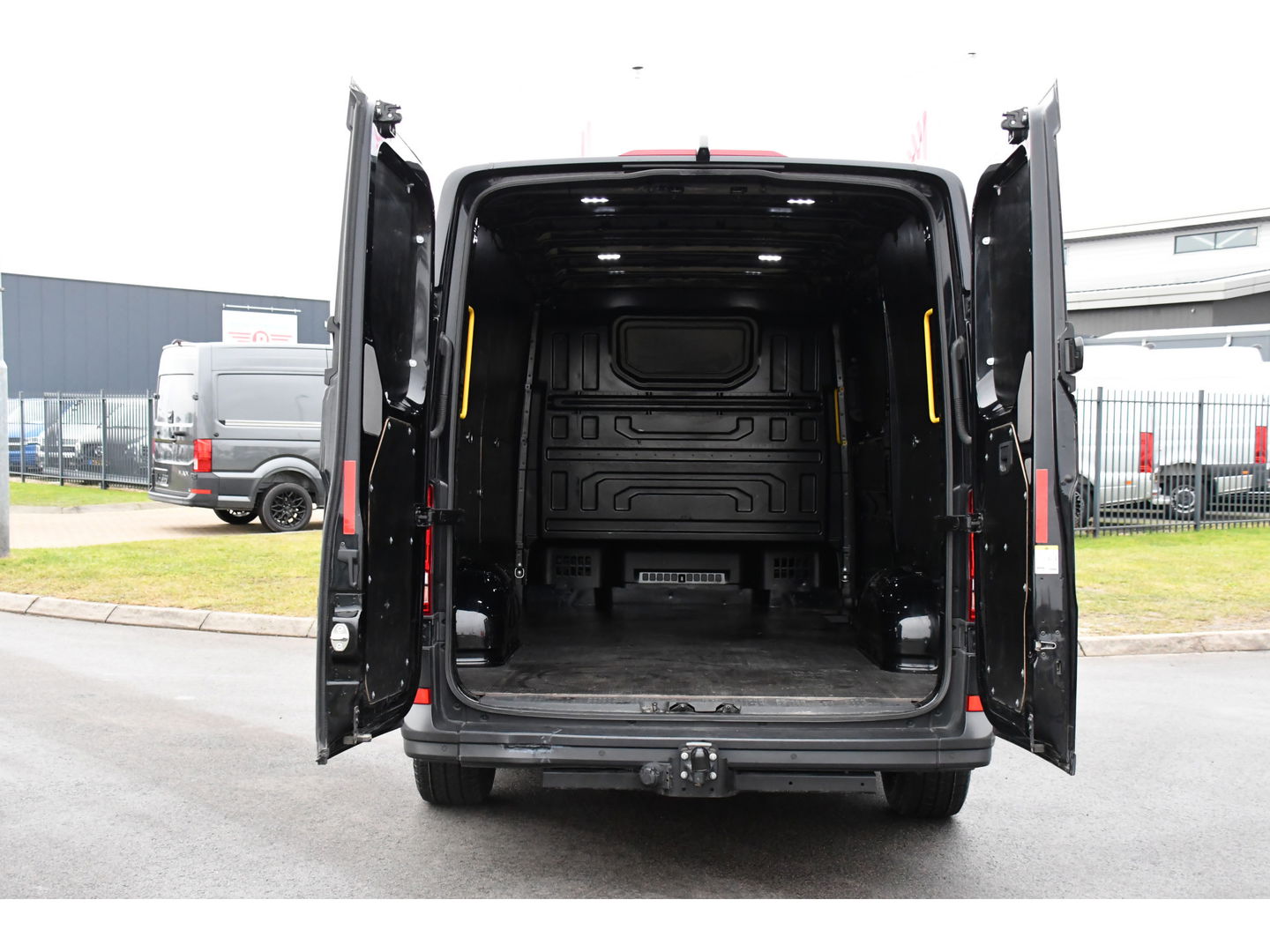 MAN TGE 2.140 2.0 L3H2 Black Edition Camera, Cruise, Carplay, LED, 140pk, Voorruitverwarming, Automaat, Multimedia, Trekhaak, Uniek!