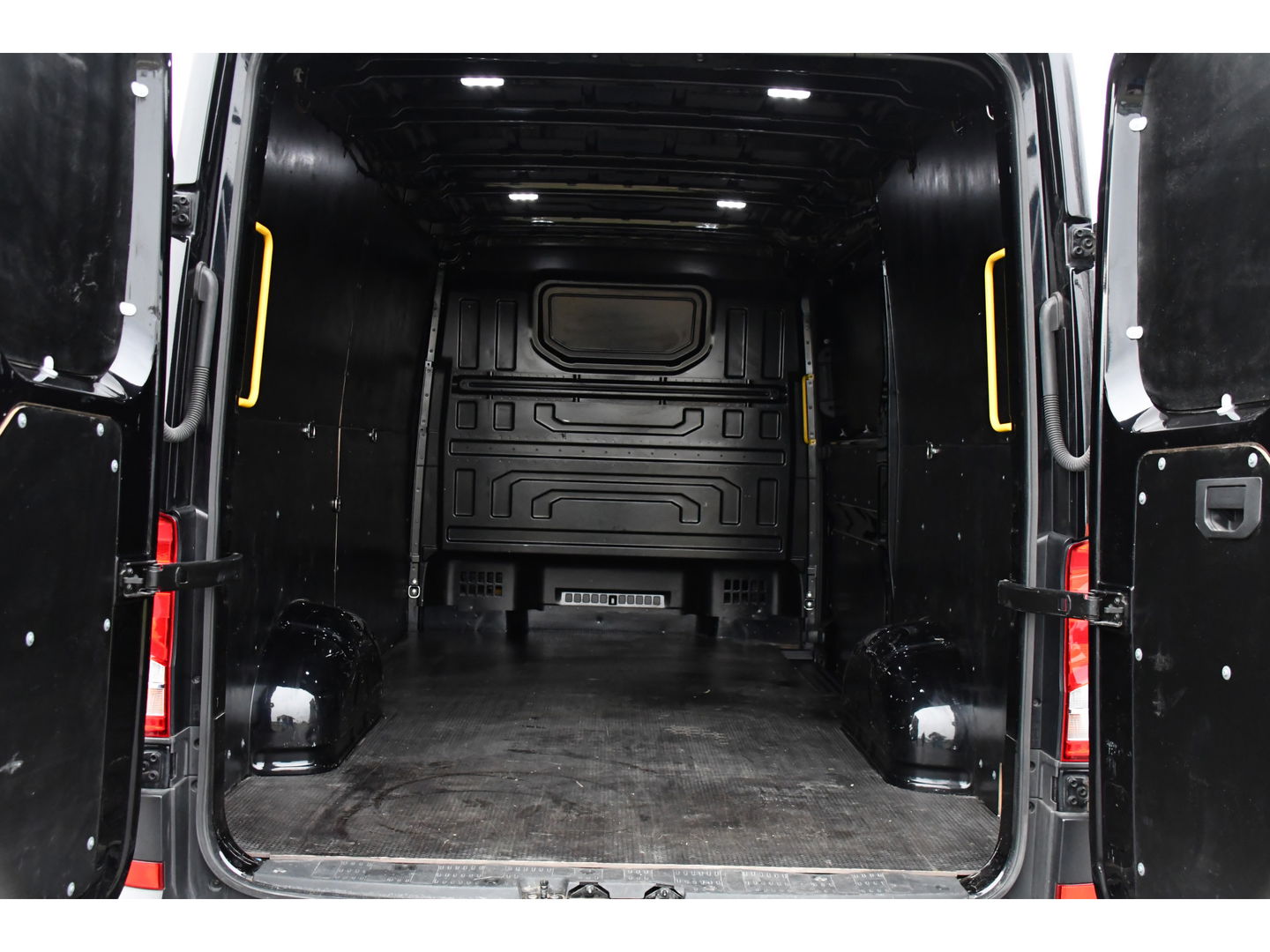 MAN TGE 2.140 2.0 L3H2 Black Edition Camera, Cruise, Carplay, LED, 140pk, Voorruitverwarming, Automaat, Multimedia, Trekhaak, Uniek!