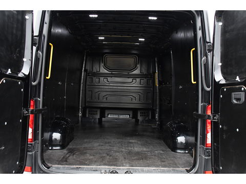 MAN TGE 2.140 2.0 L3H2 Black Edition Camera, Cruise, Carplay, LED, 140pk, Voorruitverwarming, Automaat, Multimedia, Trekhaak, Uniek!