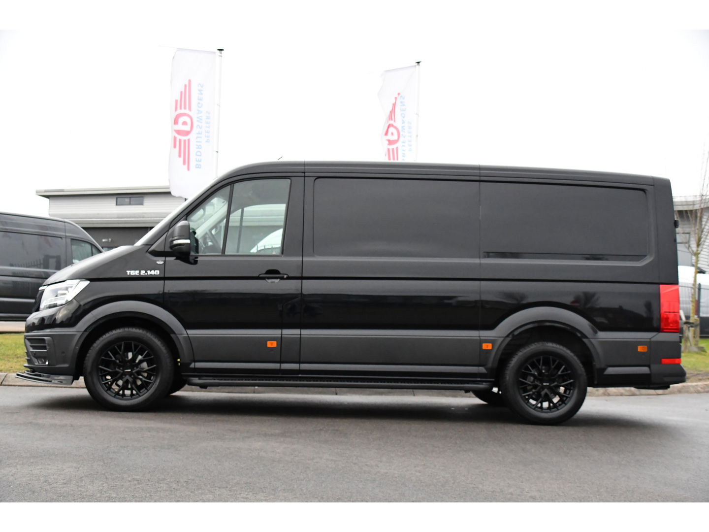 MAN TGE 2.140 2.0 L3H2 Black Edition Camera, Cruise, Carplay, LED, 140pk, Voorruitverwarming, Automaat, Multimedia, Trekhaak, Uniek!