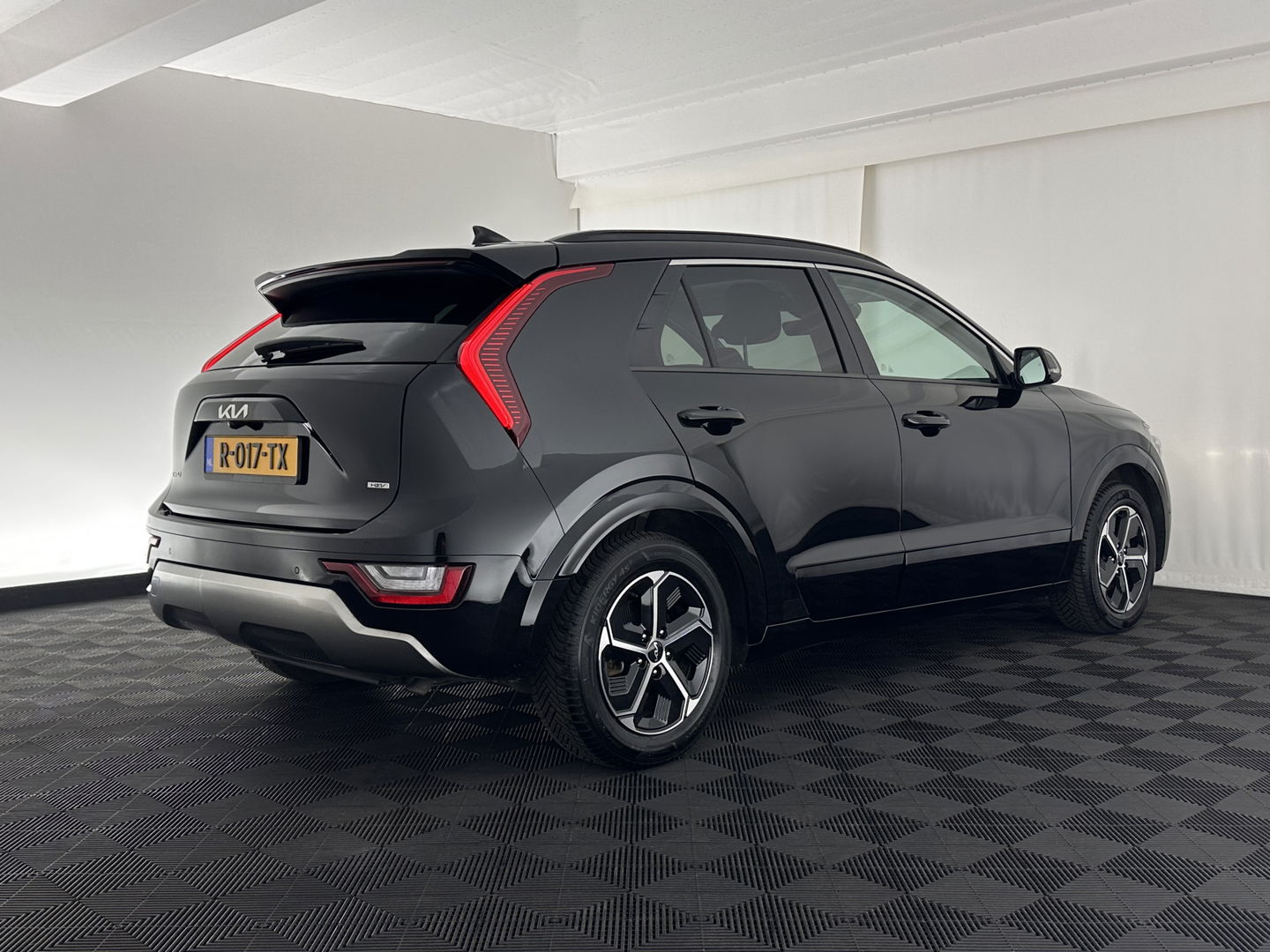Kia Niro 1.6 GDi Hybrid Dynamic Plus Line HEV (INCL-BTW) Aut. *PANO | LEATHER | DIGI-COCKPIT | NAVI-FULLMAP | DAB | ADAPTIVE-CRUISE | CAMERA | HEATED-COMFORTSEATS | KEYLESS | PRIVACYGLASS | SHIFTPADDLES | CARPLAY |  HEAD-UP | ...