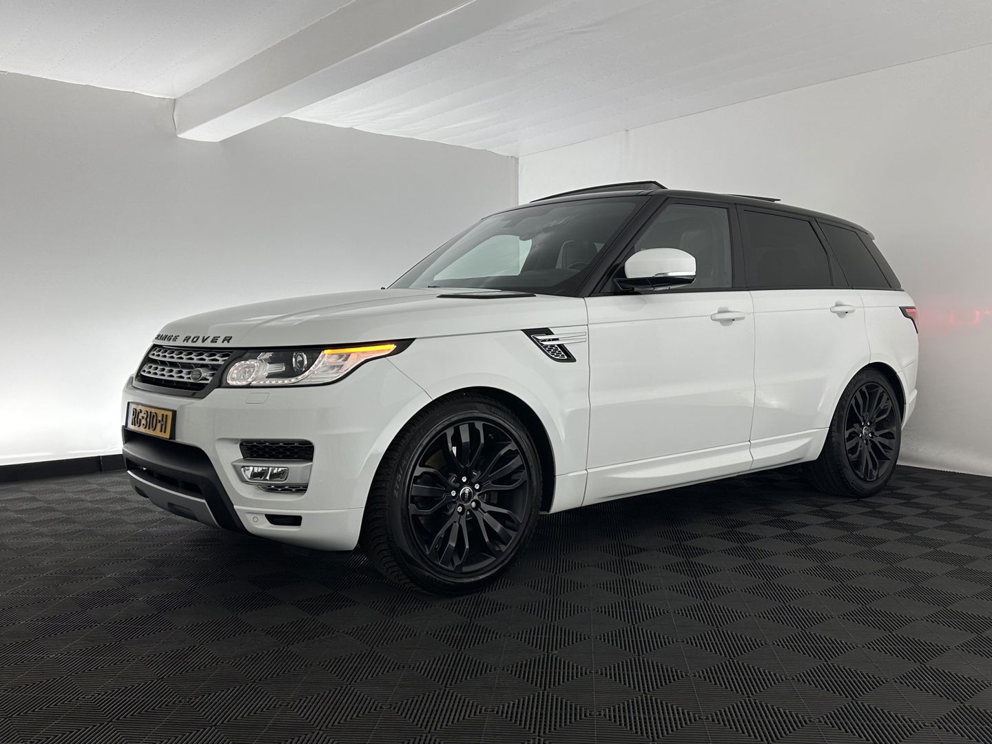 Land Rover Range Rover Sport 3.0 TDV6 HSE Dynamic Aut. *PANO | DIGI-COCKPIT | LEATHER | XENON | NAVI-FULLMAP | CAMERA | AIRSUSPENSION | ECC | PDC | HEATED-SPORTSEATS | MERIDIAN-SOUND | SHIFTPADDLES | PRIVACYGLASS | CRUISE | 21''ALU*