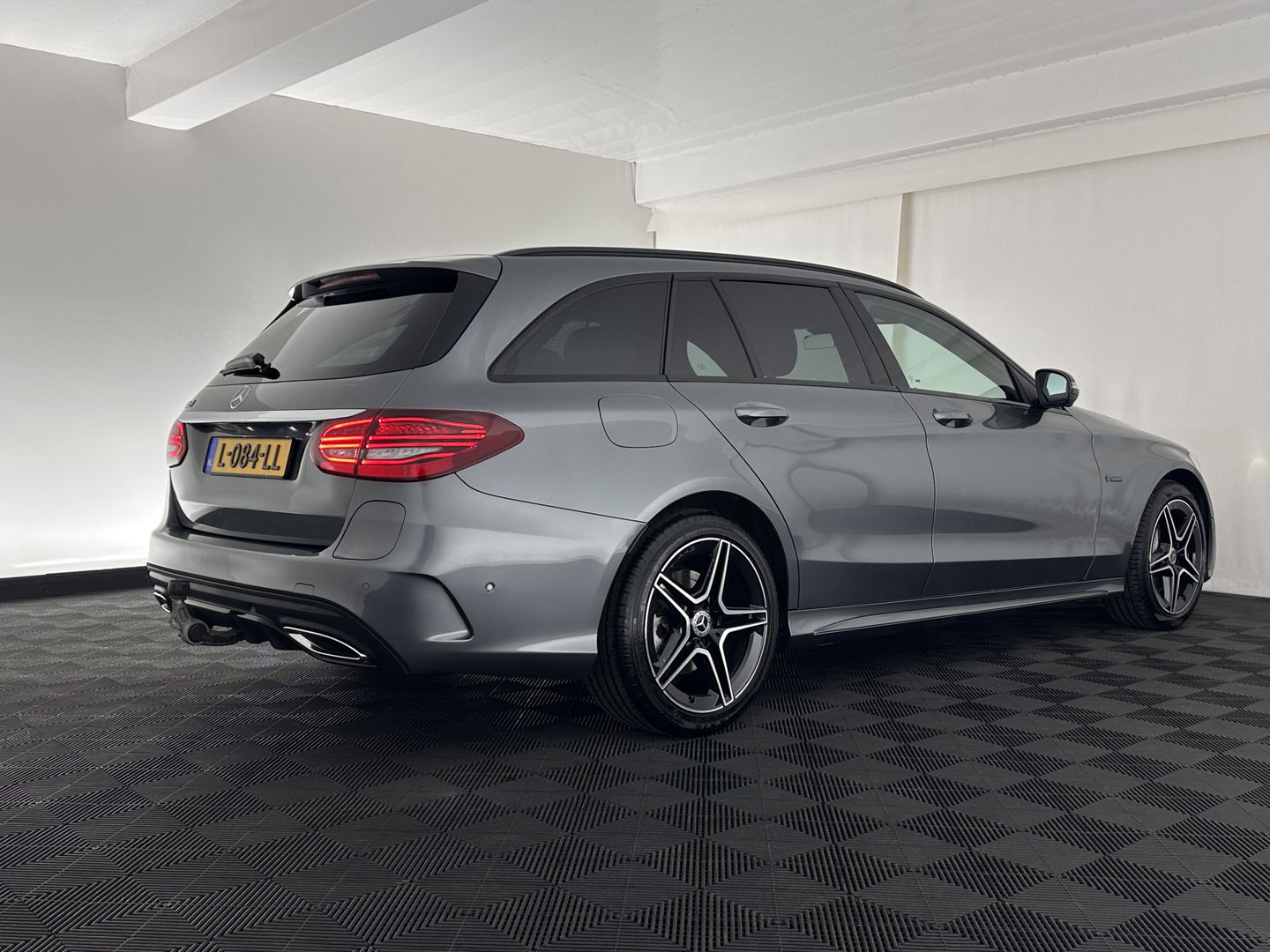 Mercedes-Benz C-Klasse Estate 300 e AMG Limited Business Solution ( Plug-in ) (INCL-BTW) Aut. *LEATHER-ALCANTARA | FULL-LED | NAVI-FULLMAP | TOPVIEW | BLINDSPOT | PREMIUM-AUDIO | DAB | CARPLAY | AMBIENTLIGHT | DIGI-COCKPIT | SPORTSEATS | TOWBAR | 18"ALU*