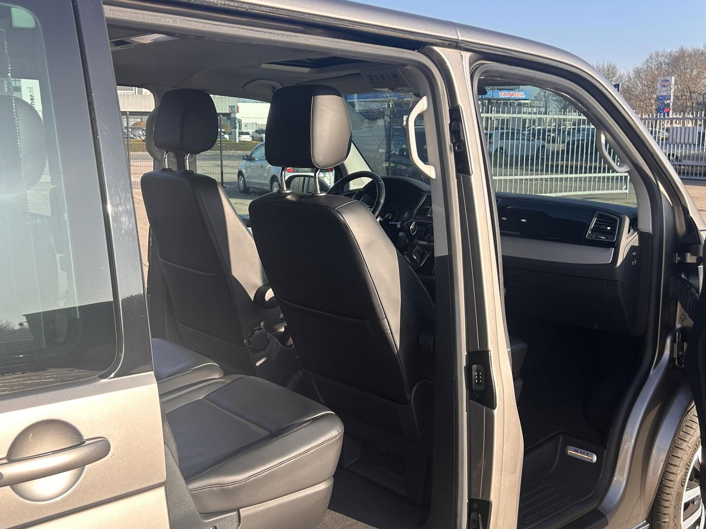 Volkswagen Caravelle 2.0 TDI 199PK L2H1 DC Highline Transporter BOM VOL | PANO | ELECTRISCHE SCHUIFDEUREN LINKS EN RECHTS | STANDKACHEL MET APP | LED
