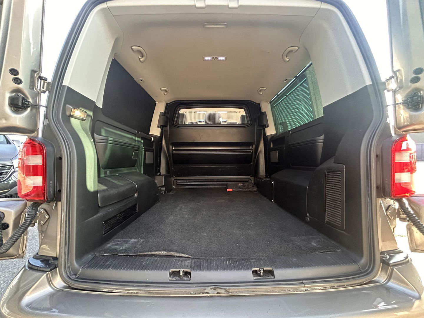 Volkswagen Caravelle 2.0 TDI 199PK L2H1 DC Highline Transporter BOM VOL | PANO | ELECTRISCHE SCHUIFDEUREN LINKS EN RECHTS | STANDKACHEL MET APP | LED