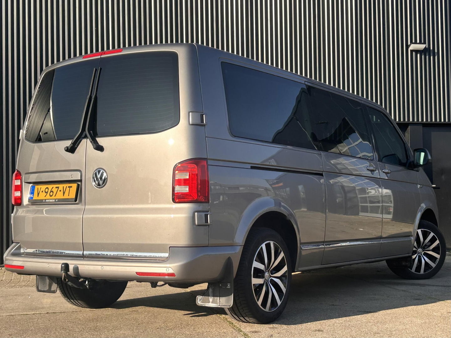 Volkswagen Caravelle 2.0 TDI 199PK L2H1 DC Highline Transporter BOM VOL | PANO | ELECTRISCHE SCHUIFDEUREN LINKS EN RECHTS | STANDKACHEL MET APP | LED