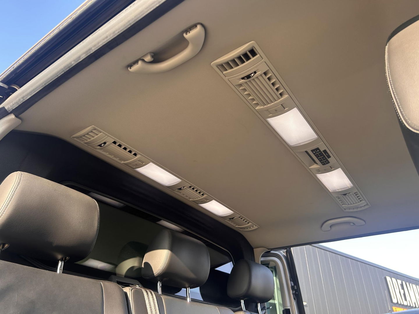 Volkswagen Caravelle 2.0 TDI 199PK L2H1 DC Highline Transporter BOM VOL | PANO | ELECTRISCHE SCHUIFDEUREN LINKS EN RECHTS | STANDKACHEL MET APP | LED