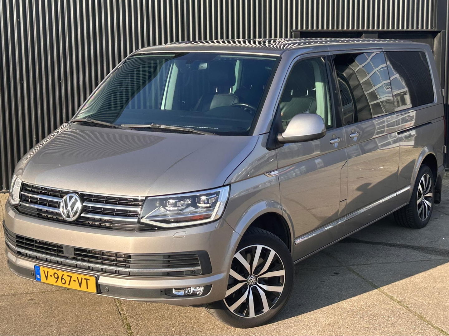 Volkswagen Caravelle 2.0 TDI 199PK L2H1 DC Highline Transporter BOM VOL | PANO | ELECTRISCHE SCHUIFDEUREN LINKS EN RECHTS | STANDKACHEL MET APP | LED