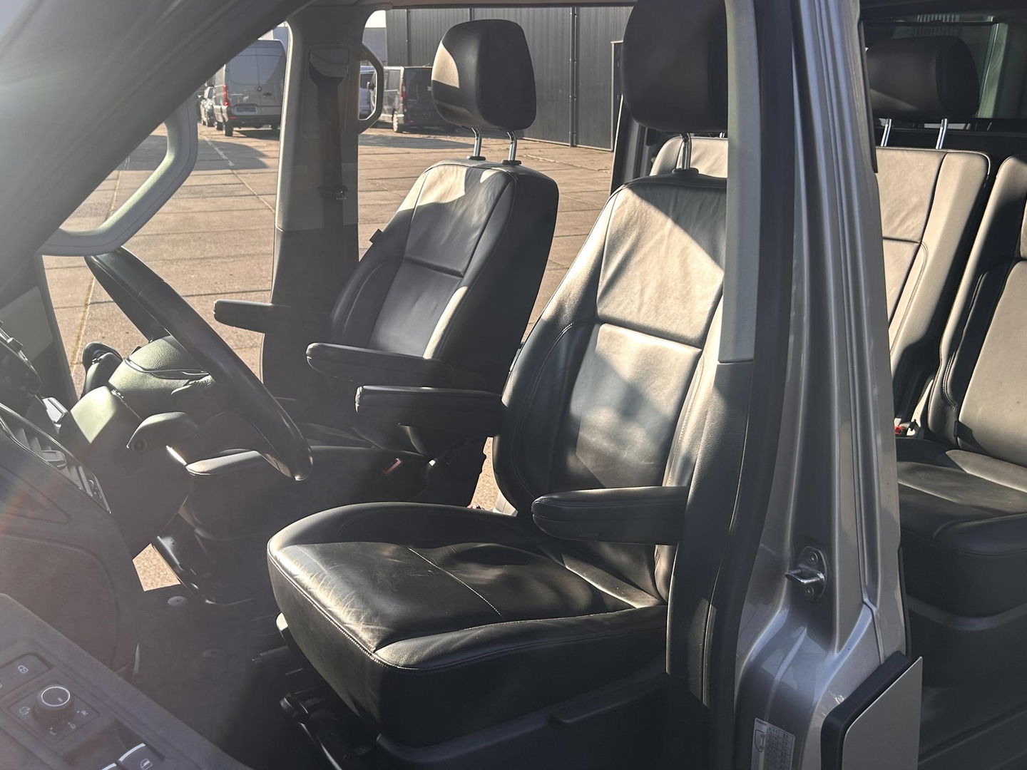 Volkswagen Caravelle 2.0 TDI 199PK L2H1 DC Highline Transporter BOM VOL | PANO | ELECTRISCHE SCHUIFDEUREN LINKS EN RECHTS | STANDKACHEL MET APP | LED