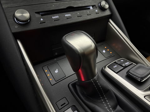 Lexus IS 300 300h Hybrid Sport Edition | Camera | Cruise | LED | Navi | Parkeersens. | NAP