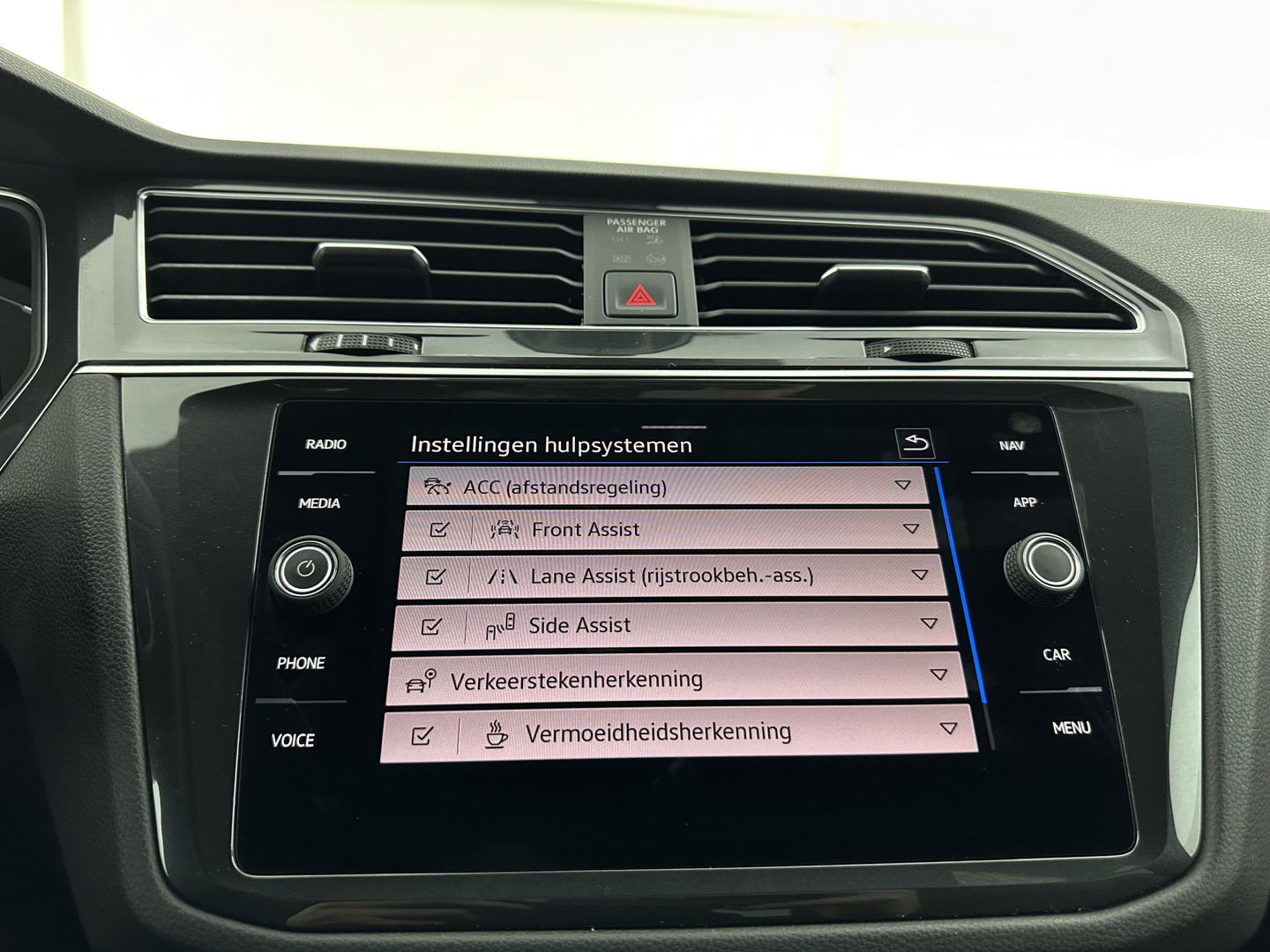 Volkswagen Tiguan 1.4 TSI Black-Style R-Line Business eHybrid ( Plug-in ) (INCL-BTW) *HEAD-UP | FULL-LED | ADAPTIVE-CRUISE | TOPVIEW | KEYLESS | DIGI-COCKPIT | HEATED-COMFORTSEATS | NAVI-FULLMAP | DAB+ | PRIVACYGLASS | ECC | CARPLAY | PDC | 20''ALU