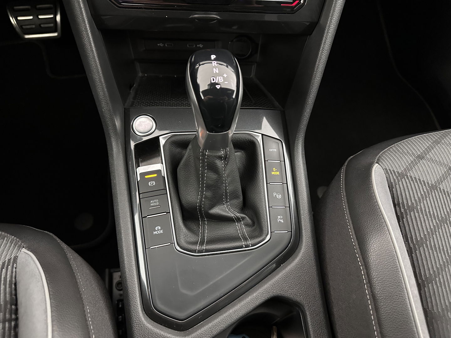 Volkswagen Tiguan 1.4 TSI Black-Style R-Line Business eHybrid ( Plug-in ) (INCL-BTW) *HEAD-UP | FULL-LED | ADAPTIVE-CRUISE | TOPVIEW | KEYLESS | DIGI-COCKPIT | HEATED-COMFORTSEATS | NAVI-FULLMAP | DAB+ | PRIVACYGLASS | ECC | CARPLAY | PDC | 20''ALU