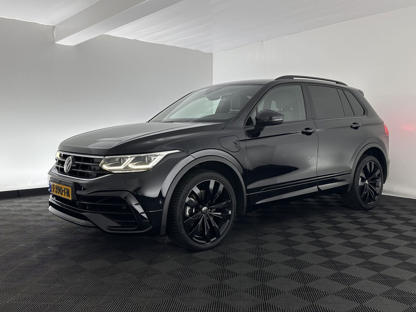 Volkswagen Tiguan 1.4 TSI Black-Style R-Line Business eHybrid ( Plug-in ) (INCL-BTW) *HEAD-UP | FULL-LED | ADAPTIVE-CRUISE | TOPVIEW | KEYLESS | DIGI-COCKPIT | HEATED-COMFORTSEATS | NAVI-FULLMAP | DAB+ | PRIVACYGLASS | ECC | CARPLAY | PDC | 20''ALU