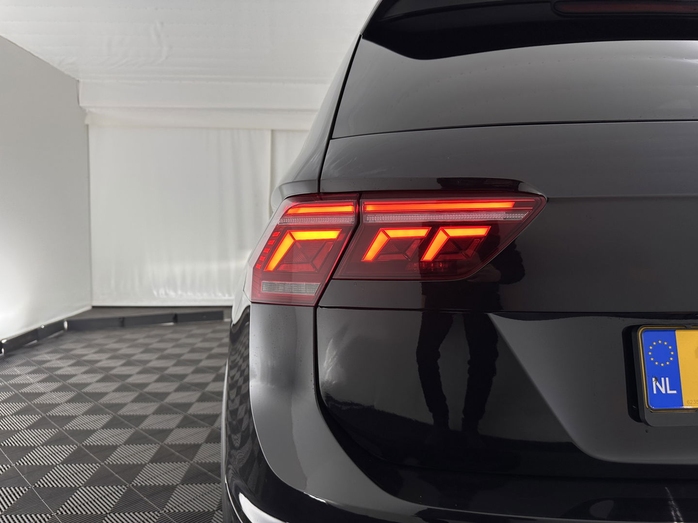 Volkswagen Tiguan 1.4 TSI Black-Style R-Line Business eHybrid ( Plug-in ) (INCL-BTW) *HEAD-UP | FULL-LED | ADAPTIVE-CRUISE | TOPVIEW | KEYLESS | DIGI-COCKPIT | HEATED-COMFORTSEATS | NAVI-FULLMAP | DAB+ | PRIVACYGLASS | ECC | CARPLAY | PDC | 20''ALU