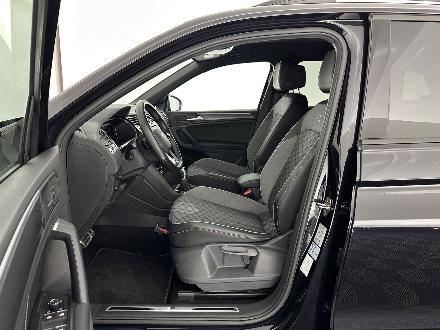 Volkswagen Tiguan 1.4 TSI Black-Style R-Line Business eHybrid ( Plug-in ) (INCL-BTW) *HEAD-UP | FULL-LED | ADAPTIVE-CRUISE | TOPVIEW | KEYLESS | DIGI-COCKPIT | HEATED-COMFORTSEATS | NAVI-FULLMAP | DAB+ | PRIVACYGLASS | ECC | CARPLAY | PDC | 20''ALU