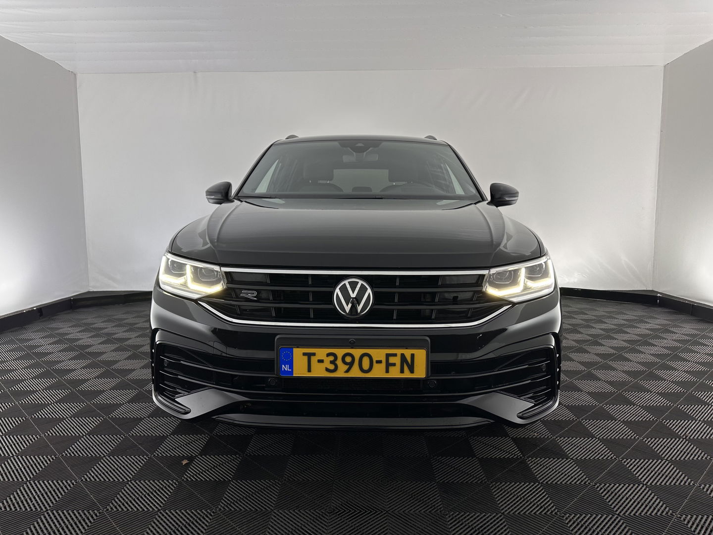 Volkswagen Tiguan 1.4 TSI Black-Style R-Line Business eHybrid ( Plug-in ) (INCL-BTW) *HEAD-UP | FULL-LED | ADAPTIVE-CRUISE | TOPVIEW | KEYLESS | DIGI-COCKPIT | HEATED-COMFORTSEATS | NAVI-FULLMAP | DAB+ | PRIVACYGLASS | ECC | CARPLAY | PDC | 20''ALU