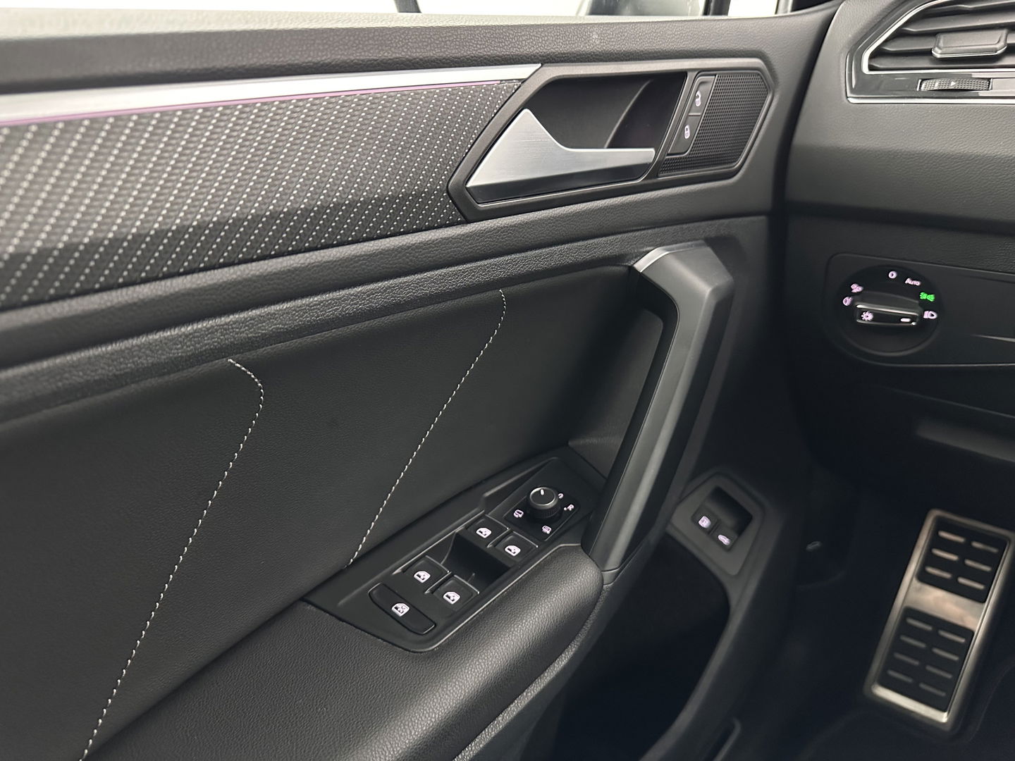 Volkswagen Tiguan 1.4 TSI Black-Style R-Line Business eHybrid ( Plug-in ) (INCL-BTW) *HEAD-UP | FULL-LED | ADAPTIVE-CRUISE | TOPVIEW | KEYLESS | DIGI-COCKPIT | HEATED-COMFORTSEATS | NAVI-FULLMAP | DAB+ | PRIVACYGLASS | ECC | CARPLAY | PDC | 20''ALU