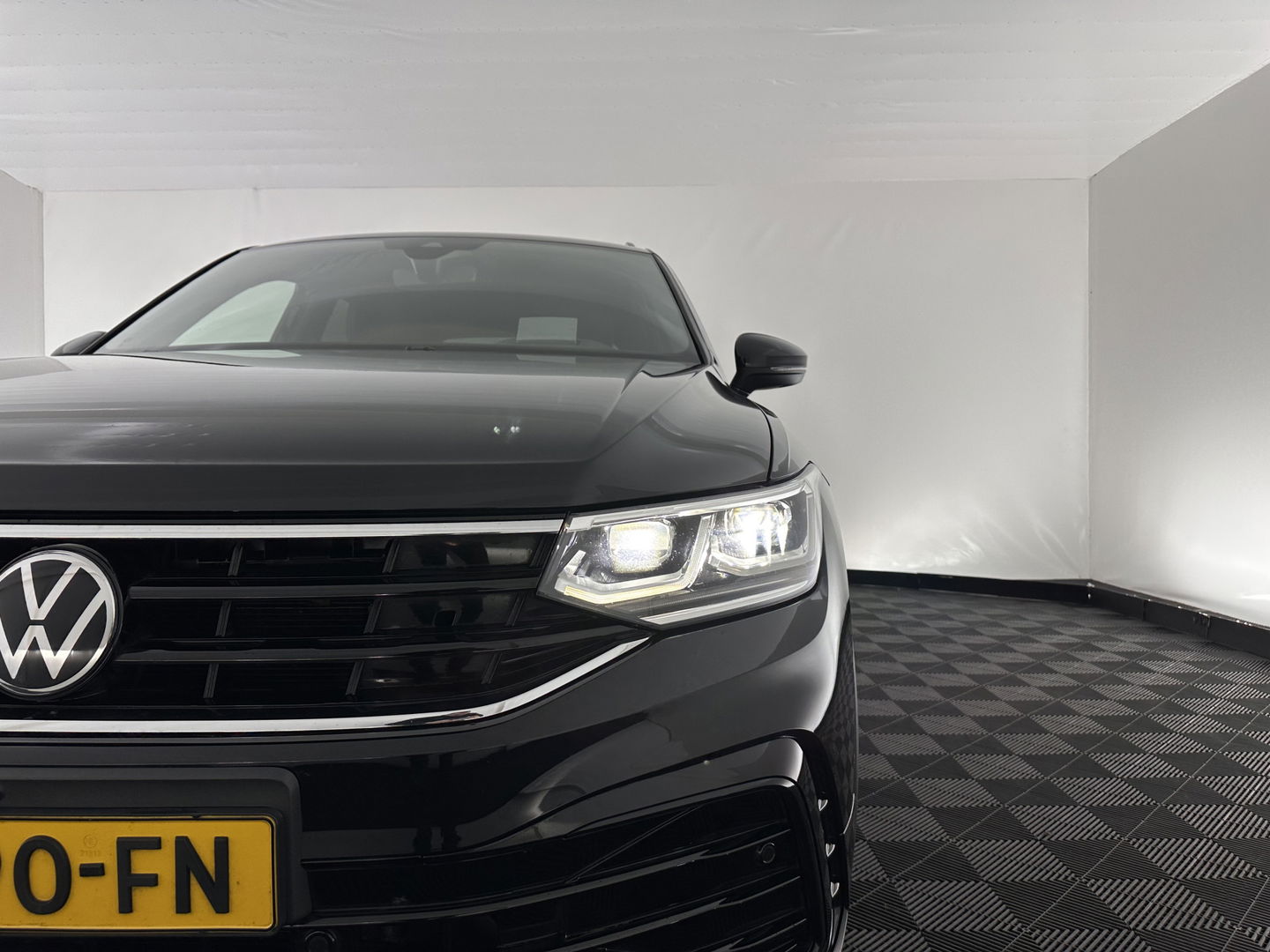 Volkswagen Tiguan 1.4 TSI Black-Style R-Line Business eHybrid ( Plug-in ) (INCL-BTW) *HEAD-UP | FULL-LED | ADAPTIVE-CRUISE | TOPVIEW | KEYLESS | DIGI-COCKPIT | HEATED-COMFORTSEATS | NAVI-FULLMAP | DAB+ | PRIVACYGLASS | ECC | CARPLAY | PDC | 20''ALU