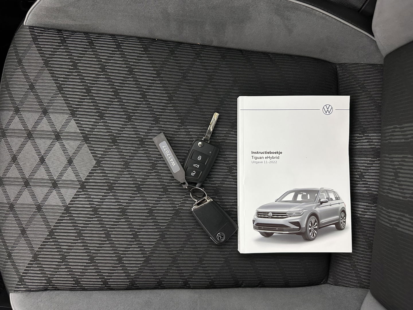 Volkswagen Tiguan 1.4 TSI Black-Style R-Line Business eHybrid ( Plug-in ) (INCL-BTW) *HEAD-UP | FULL-LED | ADAPTIVE-CRUISE | TOPVIEW | KEYLESS | DIGI-COCKPIT | HEATED-COMFORTSEATS | NAVI-FULLMAP | DAB+ | PRIVACYGLASS | ECC | CARPLAY | PDC | 20''ALU