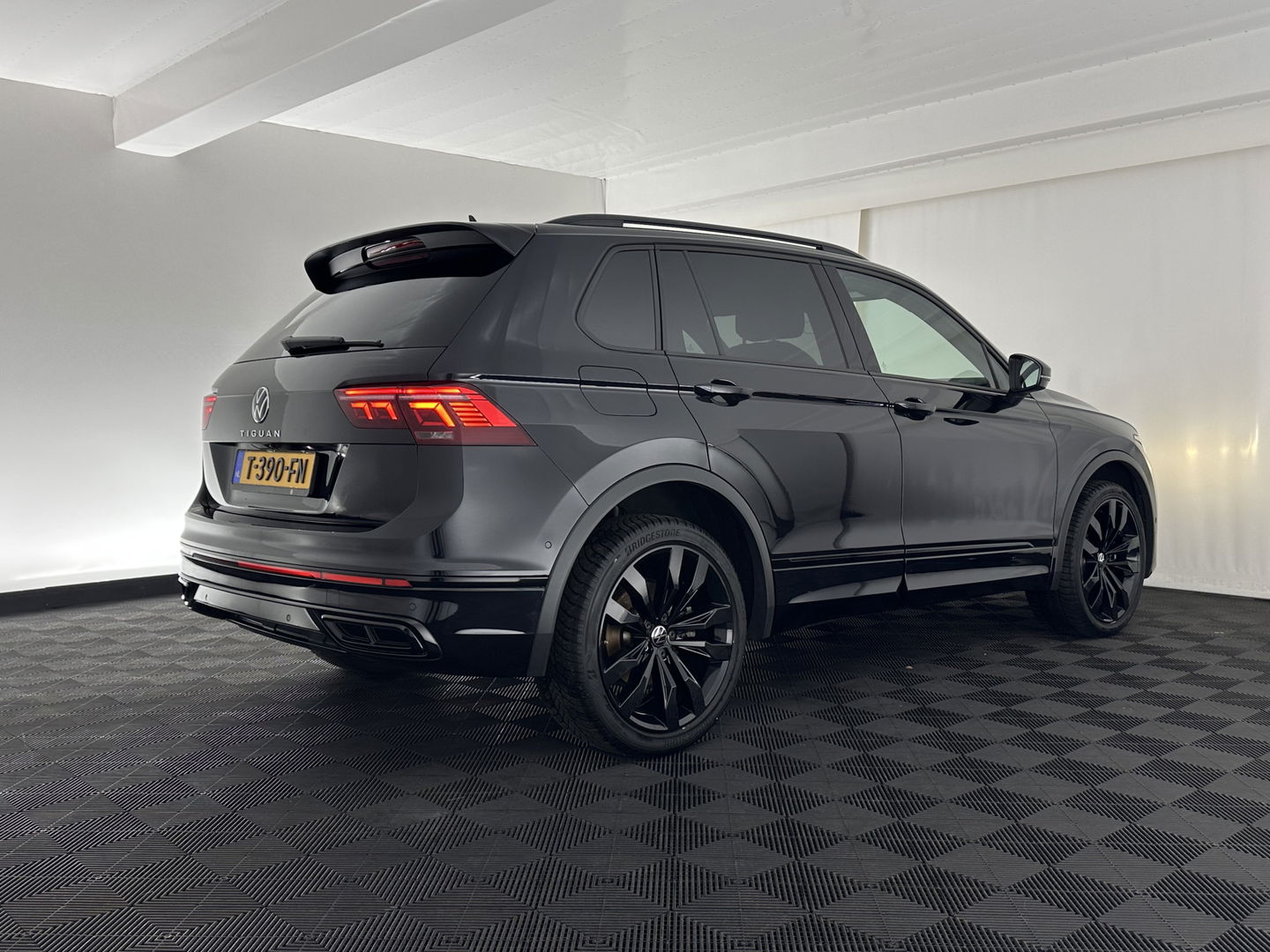 Volkswagen Tiguan 1.4 TSI Black-Style R-Line Business eHybrid ( Plug-in ) (INCL-BTW) *HEAD-UP | FULL-LED | ADAPTIVE-CRUISE | TOPVIEW | KEYLESS | DIGI-COCKPIT | HEATED-COMFORTSEATS | NAVI-FULLMAP | DAB+ | PRIVACYGLASS | ECC | CARPLAY | PDC | 20''ALU