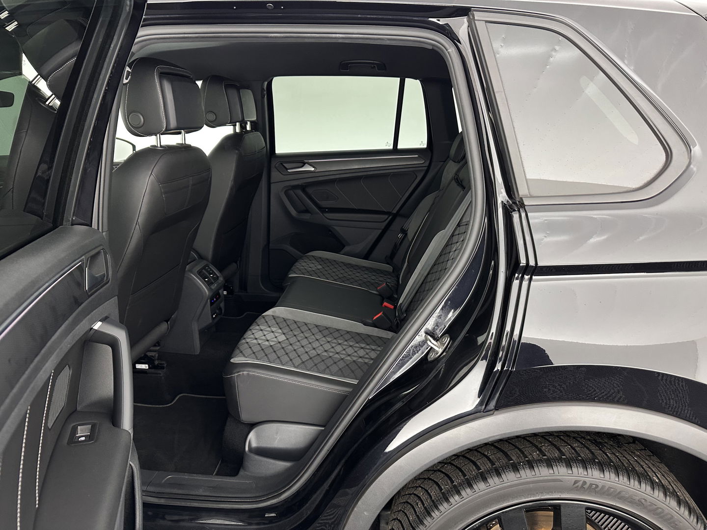 Volkswagen Tiguan 1.4 TSI Black-Style R-Line Business eHybrid ( Plug-in ) (INCL-BTW) *HEAD-UP | FULL-LED | ADAPTIVE-CRUISE | TOPVIEW | KEYLESS | DIGI-COCKPIT | HEATED-COMFORTSEATS | NAVI-FULLMAP | DAB+ | PRIVACYGLASS | ECC | CARPLAY | PDC | 20''ALU