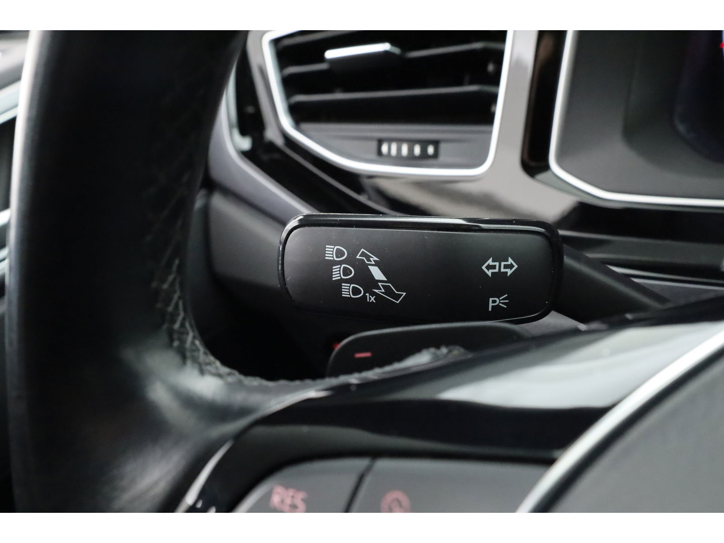 Volkswagen Polo 1.0 TSI Highline DSG | Camera | Adapt. Cruise | All Season | Navi | LED | PDC | Stoelverw.