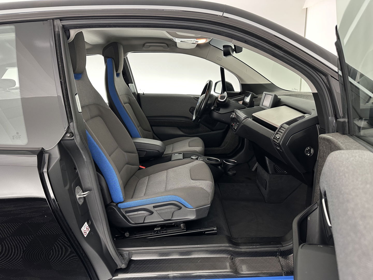 BMW i3 Basis 120Ah Sport 42 kWh [ 3-Fase-11kW ] {SOH-100%} (INCL-BTW) *HEATPUMP | FULL-LED | NAVI-FULLMAP | KEYLESS | COMFORTSEATS | ECC | CCS-FASTLOADER | PDC | DIGI-COCKPIT | CRUISE | 20''ALU*