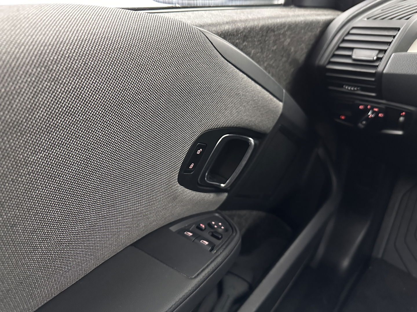 BMW i3 Basis 120Ah Sport 42 kWh [ 3-Fase-11kW ] {SOH-100%} (INCL-BTW) *HEATPUMP | FULL-LED | NAVI-FULLMAP | KEYLESS | COMFORTSEATS | ECC | CCS-FASTLOADER | PDC | DIGI-COCKPIT | CRUISE | 20''ALU*