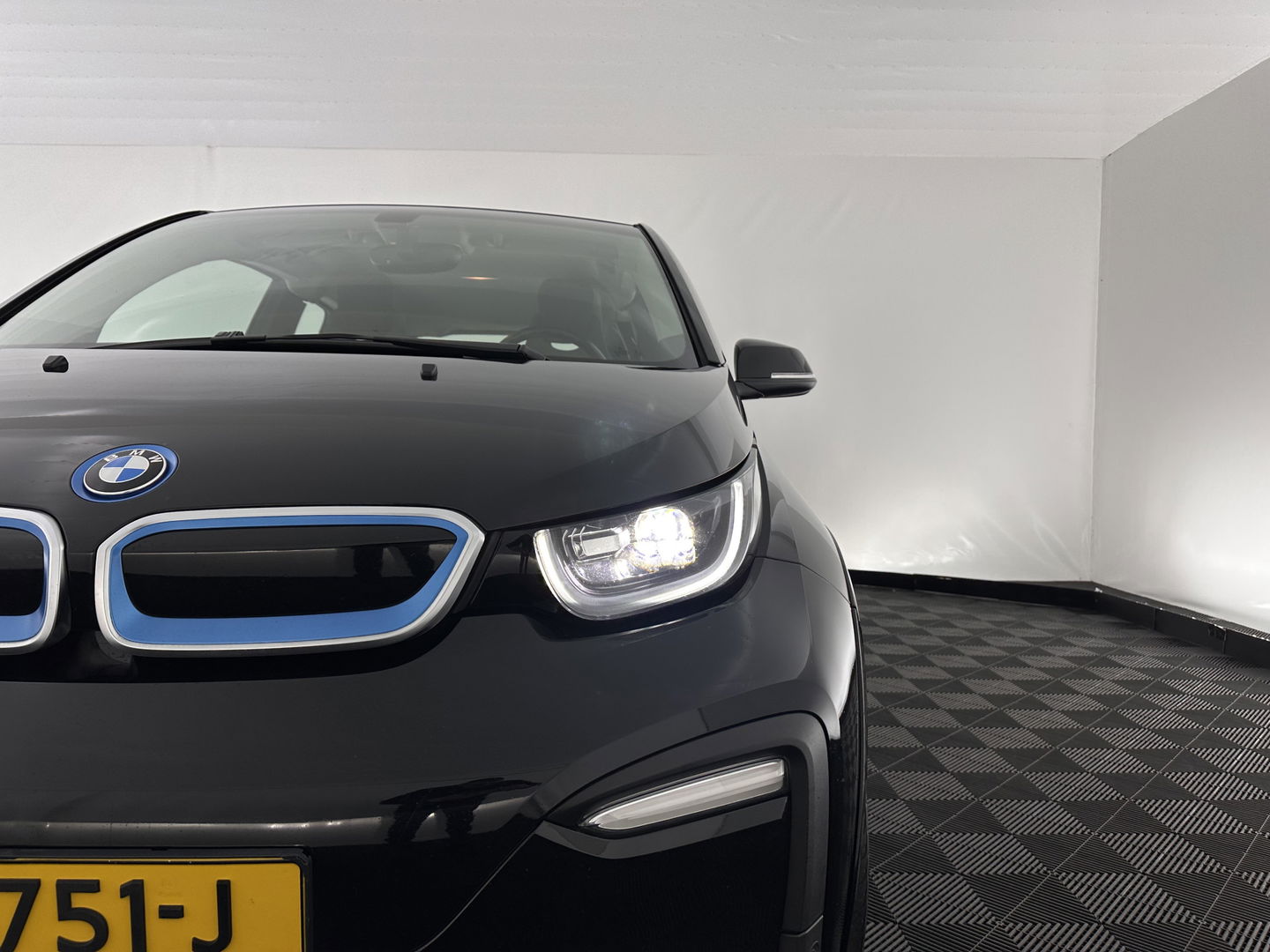 BMW i3 Basis 120Ah Sport 42 kWh [ 3-Fase-11kW ] {SOH-100%} (INCL-BTW) *HEATPUMP | FULL-LED | NAVI-FULLMAP | KEYLESS | COMFORTSEATS | ECC | CCS-FASTLOADER | PDC | DIGI-COCKPIT | CRUISE | 20''ALU*