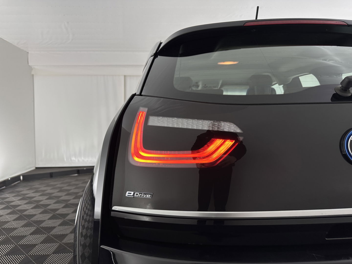 BMW i3 Basis 120Ah Sport 42 kWh [ 3-Fase-11kW ] {SOH-100%} (INCL-BTW) *HEATPUMP | FULL-LED | NAVI-FULLMAP | KEYLESS | COMFORTSEATS | ECC | CCS-FASTLOADER | PDC | DIGI-COCKPIT | CRUISE | 20''ALU*