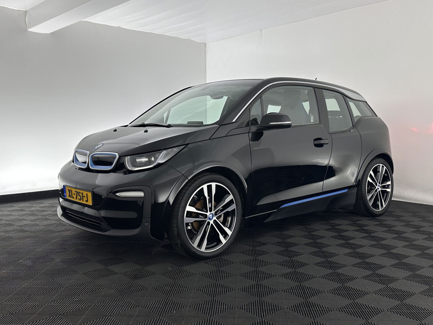 BMW i3 Basis 120Ah Sport 42 kWh [ 3-Fase-11kW ] {SOH-100%} (INCL-BTW) *HEATPUMP | FULL-LED | NAVI-FULLMAP | KEYLESS | COMFORTSEATS | ECC | CCS-FASTLOADER | PDC | DIGI-COCKPIT | CRUISE | 20''ALU*