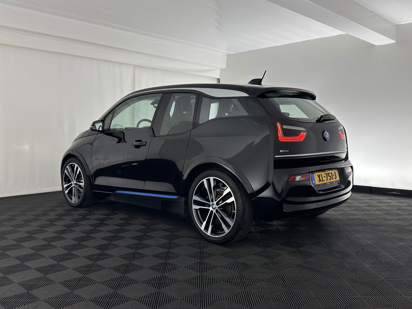 BMW i3 Basis 120Ah Sport 42 kWh [ 3-Fase-11kW ] {SOH-100%} (INCL-BTW) *HEATPUMP | FULL-LED | NAVI-FULLMAP | KEYLESS | COMFORTSEATS | ECC | CCS-FASTLOADER | PDC | DIGI-COCKPIT | CRUISE | 20''ALU*