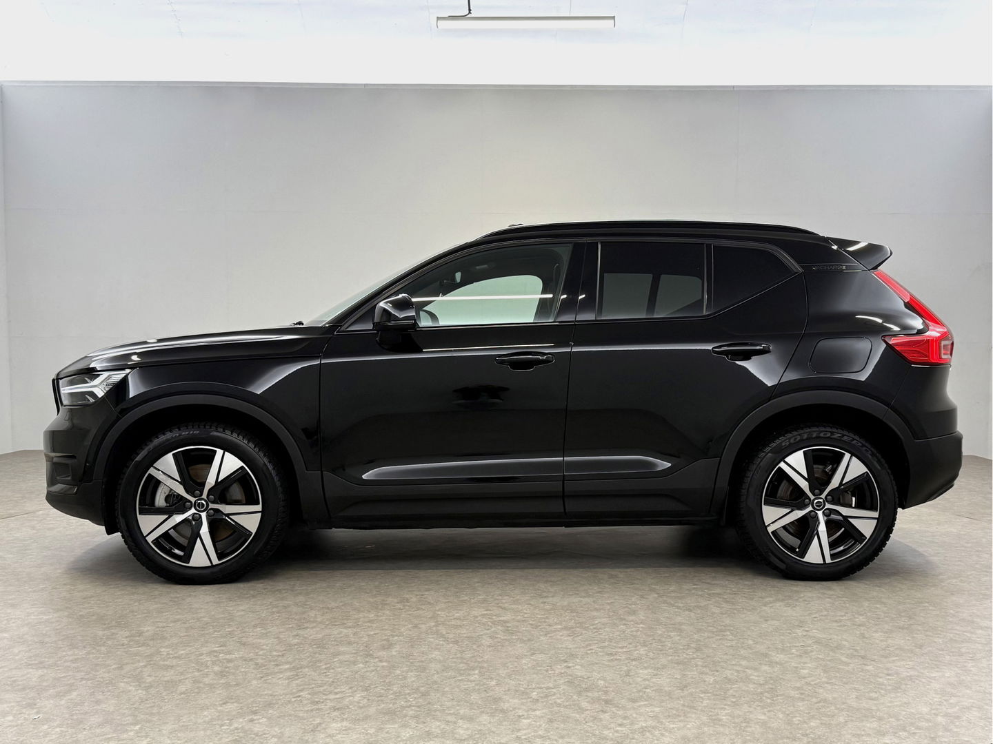 Volvo XC40 Recharge Pure Electric 69 kWh | SOH 94% | Snelladen | H/K | Pano | Memory | 360° | Virtual | Stoel/Stuur verw. | Trekh. | Adap. Cruise | Carplay | NAP