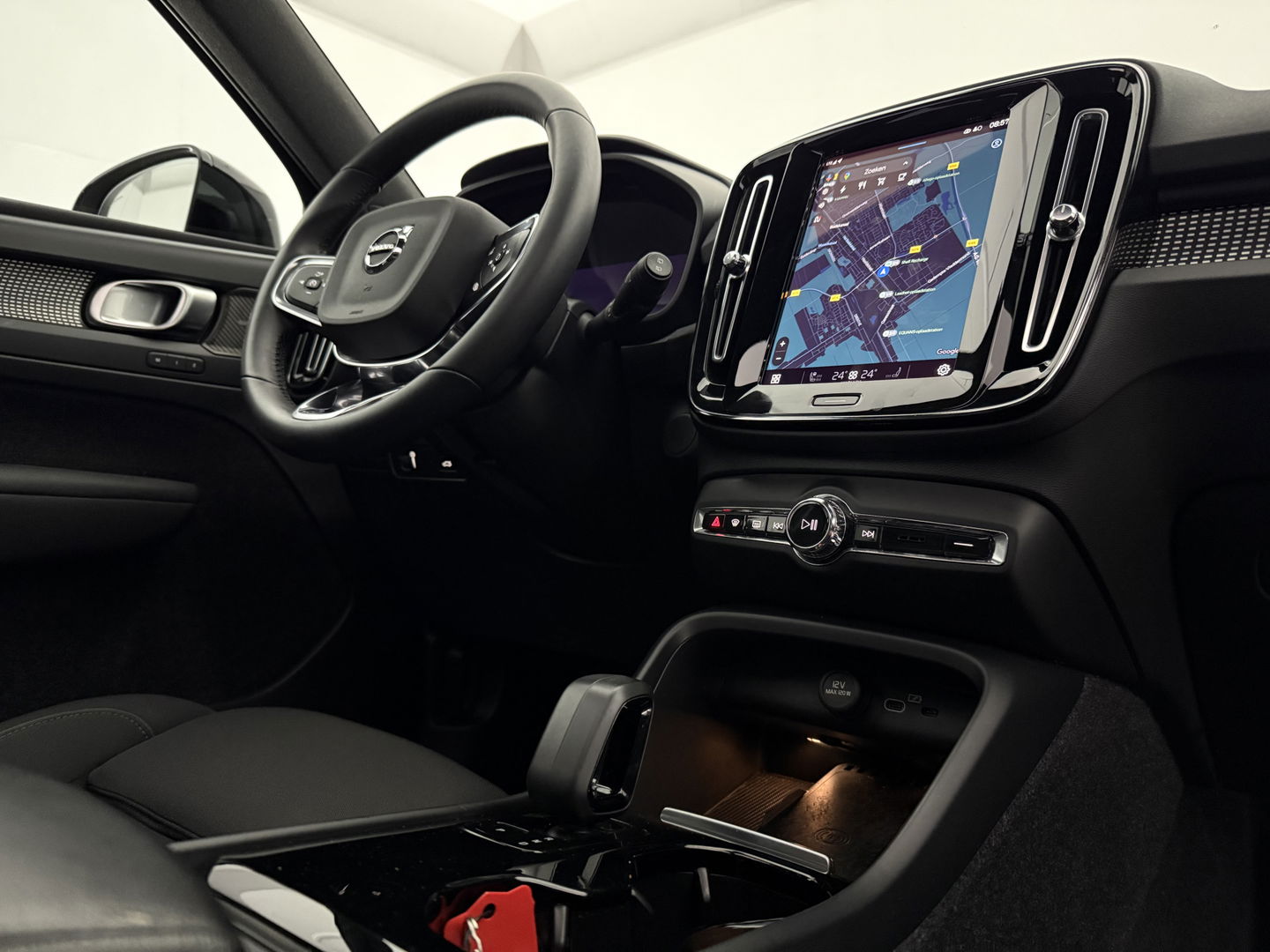 Volvo XC40 Recharge Pure Electric 69 kWh | SOH 94% | Snelladen | H/K | Pano | Memory | 360° | Virtual | Stoel/Stuur verw. | Trekh. | Adap. Cruise | Carplay | NAP