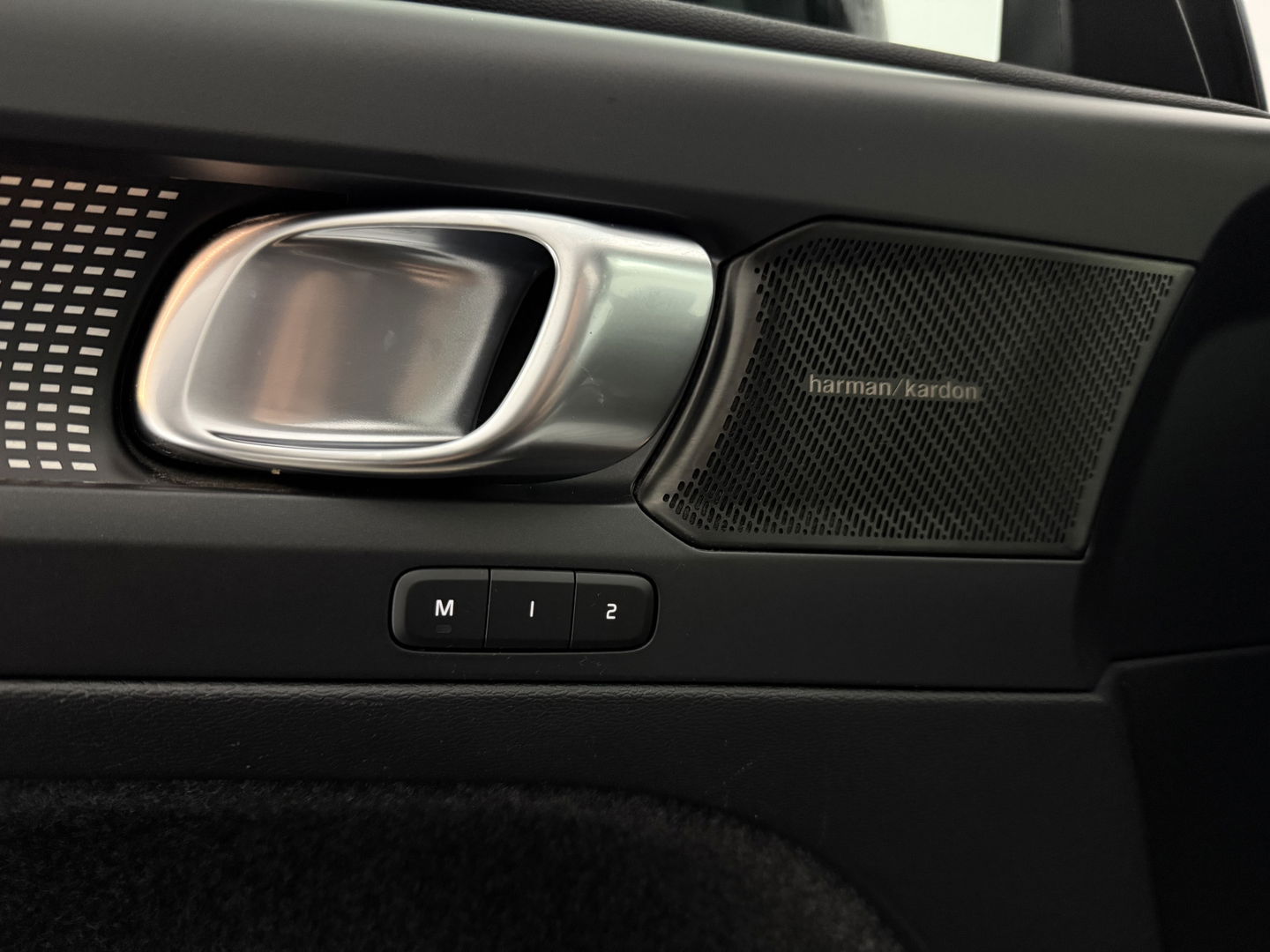 Volvo XC40 Recharge Pure Electric 69 kWh | SOH 94% | Snelladen | H/K | Pano | Memory | 360° | Virtual | Stoel/Stuur verw. | Trekh. | Adap. Cruise | Carplay | NAP