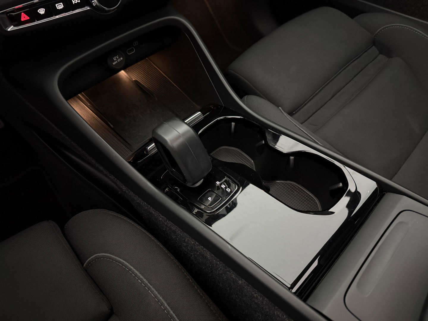 Volvo XC40 Recharge Pure Electric 69 kWh | SOH 94% | Snelladen | H/K | Pano | Memory | 360° | Virtual | Stoel/Stuur verw. | Trekh. | Adap. Cruise | Carplay | NAP