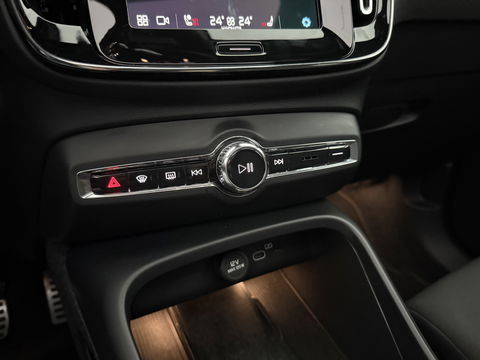 Volvo XC40 Recharge Pure Electric 69 kWh | SOH 94% | Snelladen | H/K | Pano | Memory | 360° | Virtual | Stoel/Stuur verw. | Trekh. | Adap. Cruise | Carplay | NAP