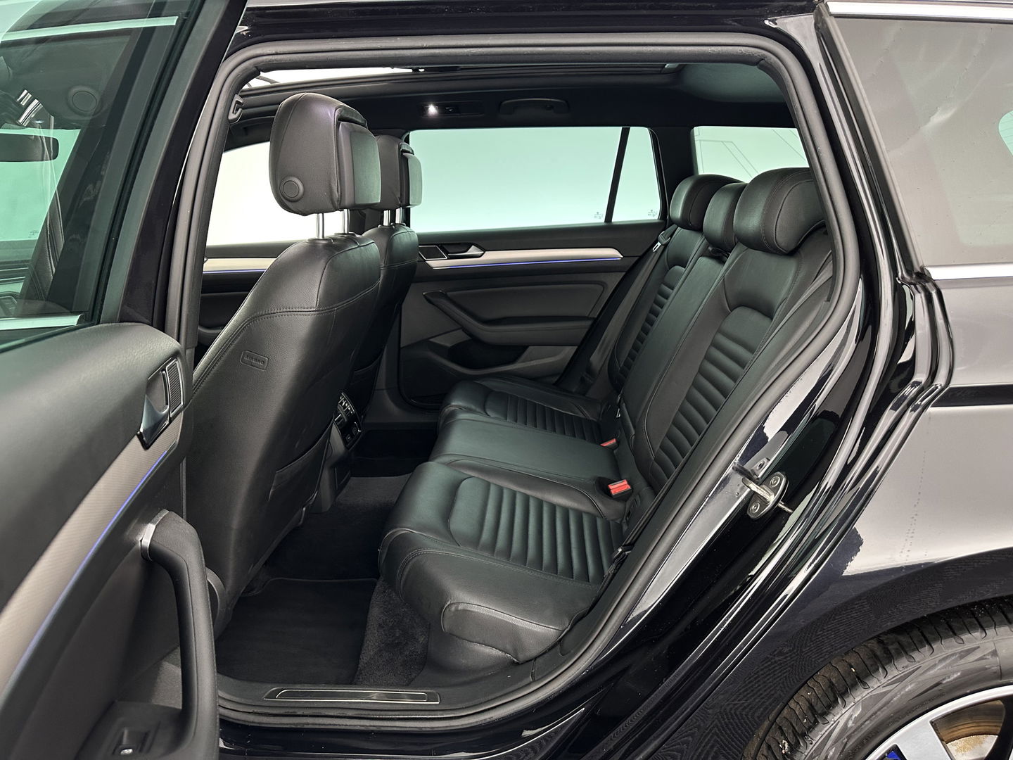 Volkswagen Passat Variant 1.4 TSI GTE Connected Series Plus Aut. *PANO | LEATHER | FULL-LED | CAMERA | NAVI-FULLMAP | ADAPTIVE-CRUISE | HEATED-ERGONOMIC-SPORTSEATS | KEYLESS | PDC | ECC | PRIVACYGLASS | AMBIENTLIGHT | KEYLESS | 18''ALU*