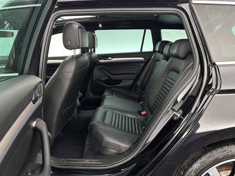 Volkswagen Passat Variant 1.4 TSI GTE Connected Series Plus Aut. *PANO | LEATHER | FULL-LED | CAMERA | NAVI-FULLMAP | ADAPTIVE-CRUISE | HEATED-ERGONOMIC-SPORTSEATS | KEYLESS | PDC | ECC | PRIVACYGLASS | AMBIENTLIGHT | KEYLESS | 18''ALU*