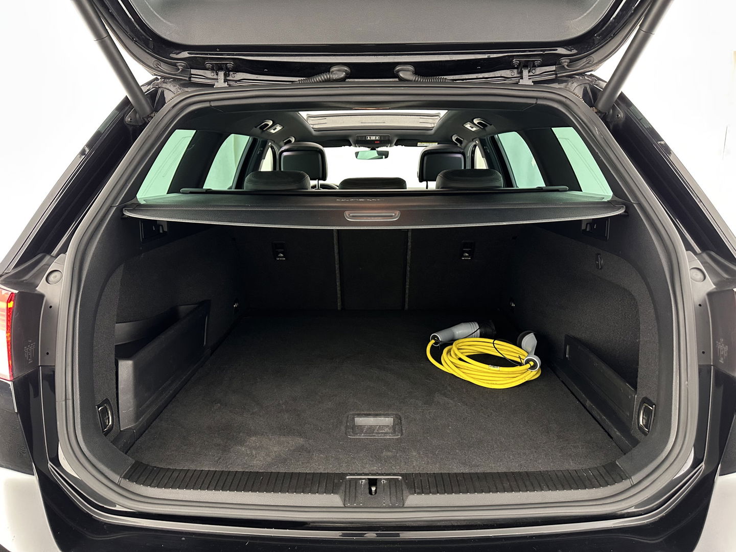 Volkswagen Passat Variant 1.4 TSI GTE Connected Series Plus Aut. *PANO | LEATHER | FULL-LED | CAMERA | NAVI-FULLMAP | ADAPTIVE-CRUISE | HEATED-ERGONOMIC-SPORTSEATS | KEYLESS | PDC | ECC | PRIVACYGLASS | AMBIENTLIGHT | KEYLESS | 18''ALU*