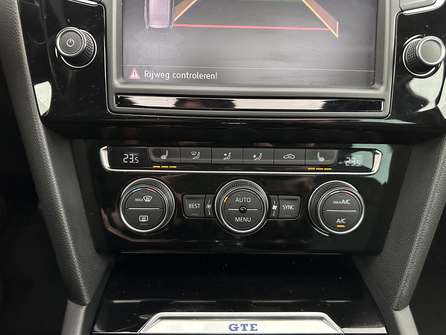 Volkswagen Passat Variant 1.4 TSI GTE Connected Series Plus Aut. *PANO | LEATHER | FULL-LED | CAMERA | NAVI-FULLMAP | ADAPTIVE-CRUISE | HEATED-ERGONOMIC-SPORTSEATS | KEYLESS | PDC | ECC | PRIVACYGLASS | AMBIENTLIGHT | KEYLESS | 18''ALU*